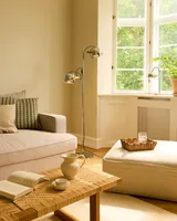 DC 2-Arm Gulvlampe Krom Ø18 fra Halo Design i et stuehjørne ved en sofa