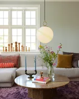 Stockholm Pendel Ø30 Marmorgrøn fra Halo Design over et sofabord i en stue Stockholm Pendel Ø30 Marmorgrøn fra Halo Design over et sofabord i en stue