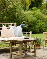 DC Portable Bordlampe Mørkegrøn fra Halo Design på et bord på en terrasse