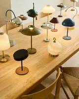 DC Portable Bordlampe Mørkegrøn fra Halo Design på et spisebord i en spisestue