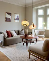 DC Textile Pendel Skovgrøn fra Halo Design over et sofabord i en stue - blødt lys ved sofaen