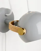 DC Væglampe Grå fra Halo Design i brug i hjemmet DC Væglampe Grå fra Halo Design i brug i hjemmet