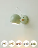 DC Væglampe Grå fra Halo Design på en væg i en stue - blødt lys i rummet DC Væglampe Grå fra Halo Design på en væg i en stue - blødt lys i rummet