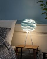 Umage Carmina Mini - Azure m/ hvid Tripod Table Umage Carmina Mini - Azure m/ hvid Tripod Table